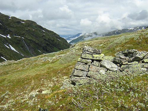 Fint murt, reglementert stolpefeste i Gravhalsen