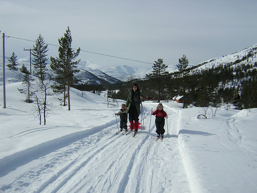 Liv Synnøve, Synnøve (6) og Ole Einar (4) på vei mot Ljosanbotn påsken 2005