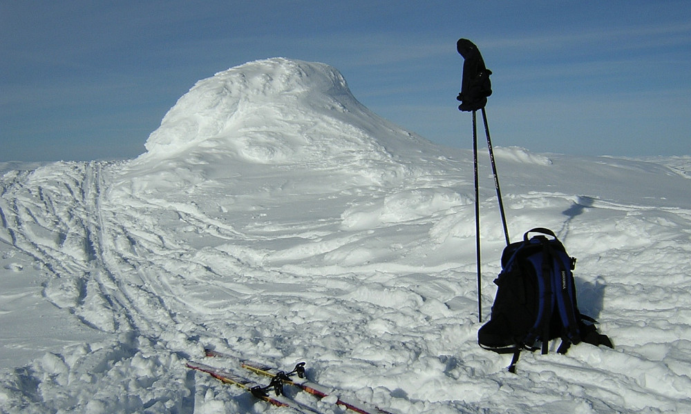 Den nedsnødde varden på Skorafjell