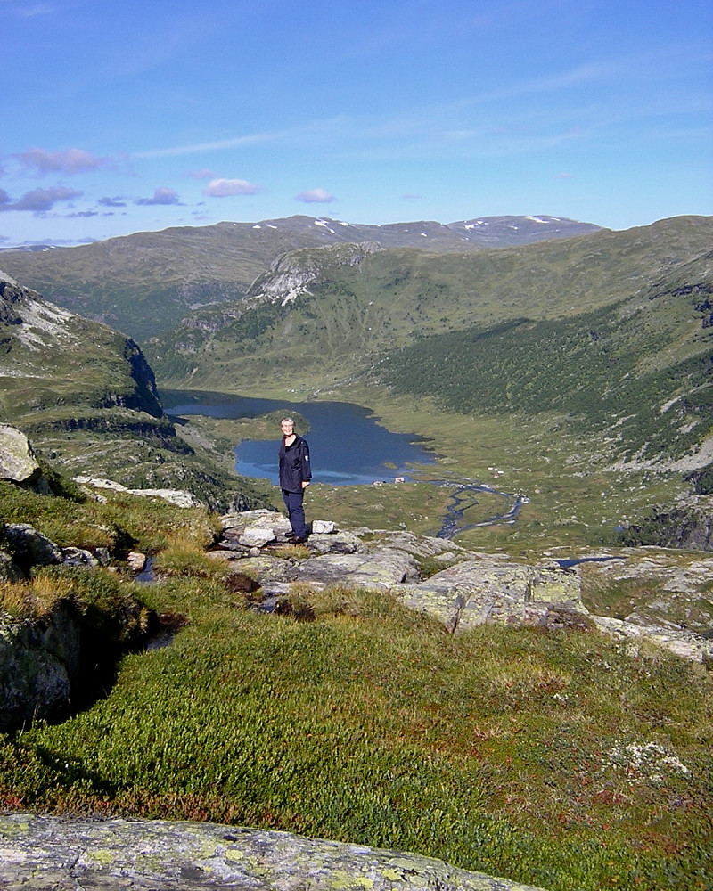 Astrid på høyden sør for Gommahaug 1111. Utsikt mot Bruåni og Stølene i Slondalen. Magnhildsnuten (lyst fjell) 1167 og Hervardseggi i bakgrunnen. Eilivseggi 1439 helt bakerst