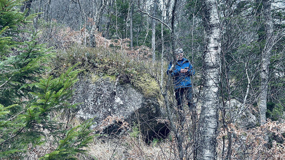 Helge ved det vi tror må være Kopesteinen vest for Løvstien ved Dalen