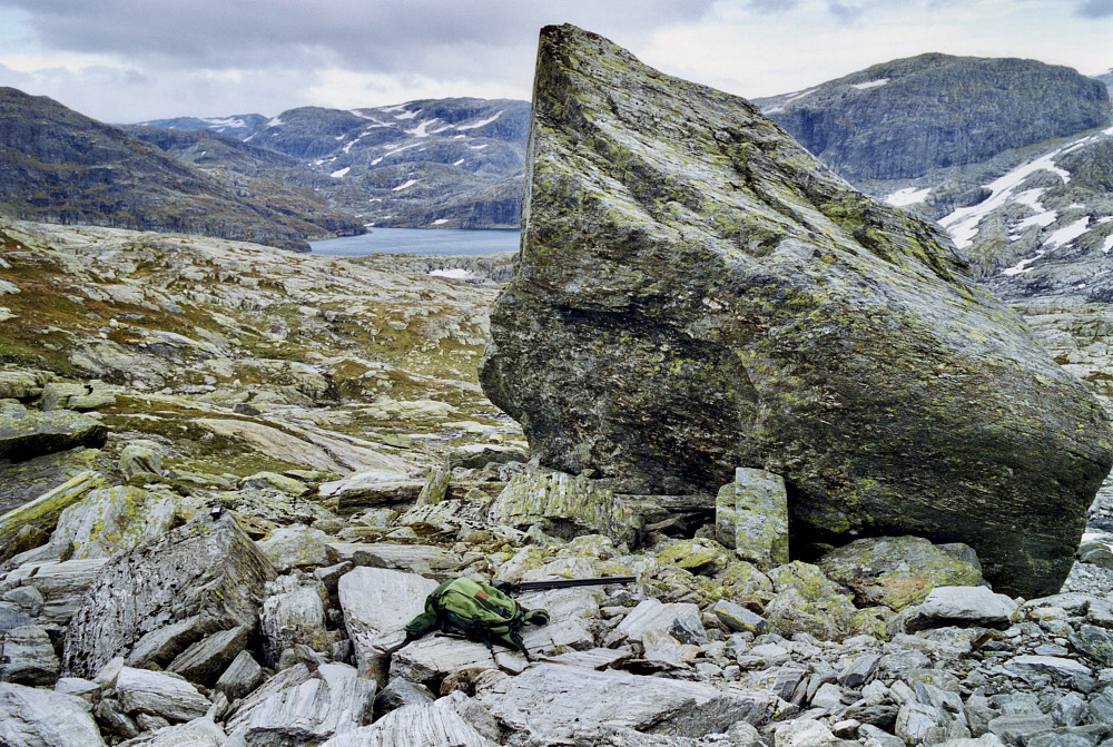 Stor stein/mulig heller på Gommahaugane mot Skreppenut. Kvannjolvatnet og Reinaskarnuten i bakgrunnen