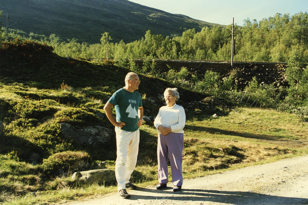 Vi fikk låne båt av Sigrid Graue f. 1902 som har støl på Langvasstølen for å komme over til Gamlestølen på sørsiden av vannet. Foto: Astrid