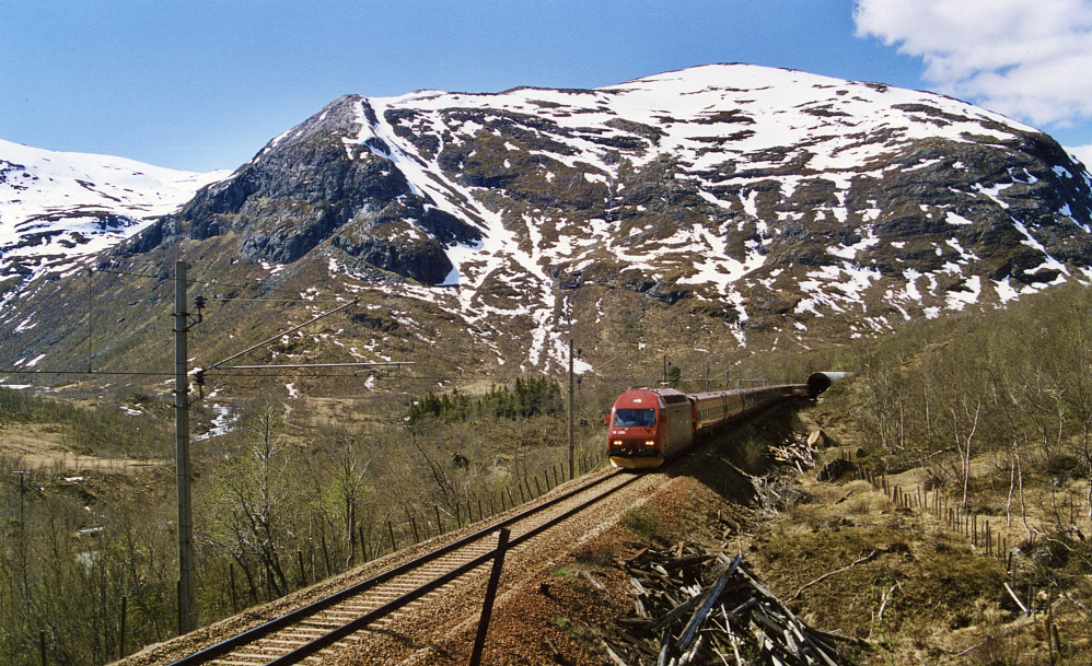 Mot Mjølfjellet 1374 fra nedenfor Ørnaberget