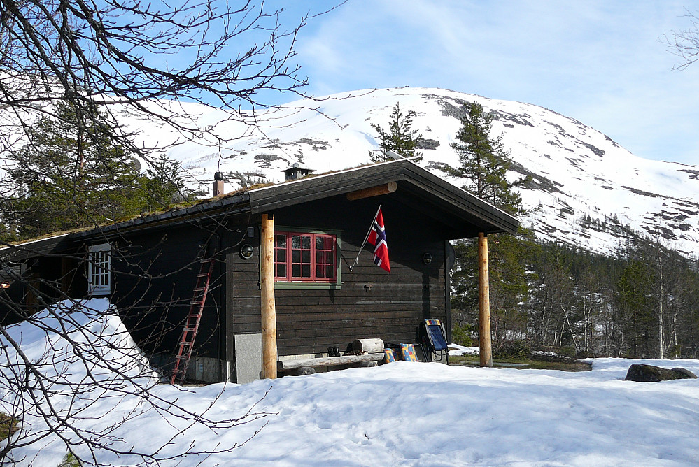 Hytten med Mjølfjellet i bakgrunnen 17. mai 2007