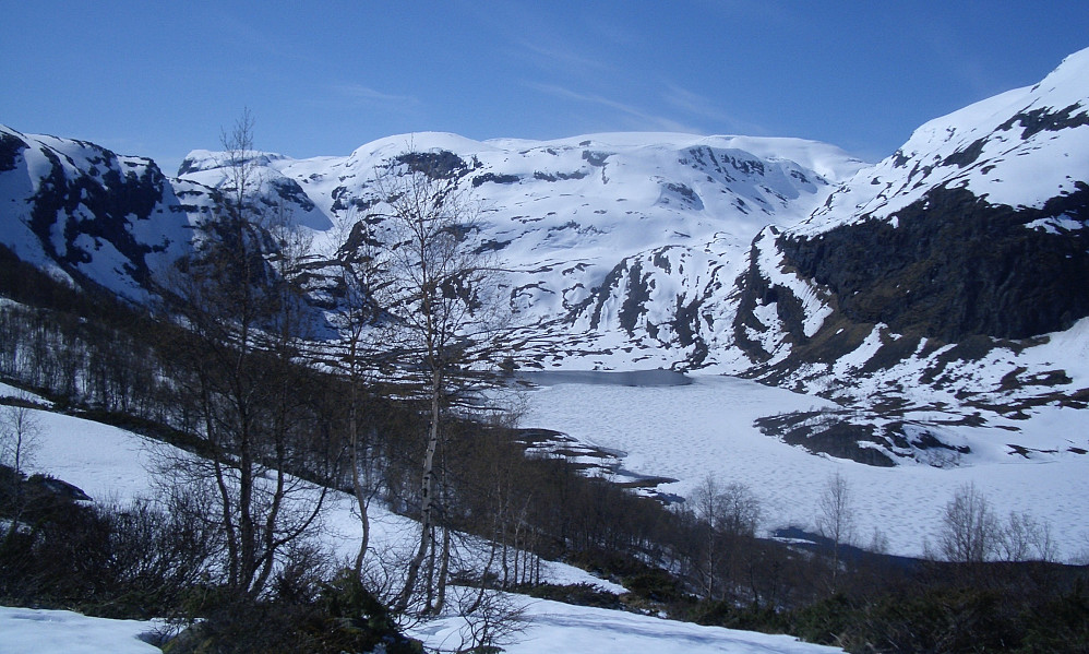 Opp lien fra Slondalsvatnet mot Fagerdalsvatnet. Gommahaugane i bakgrunnen