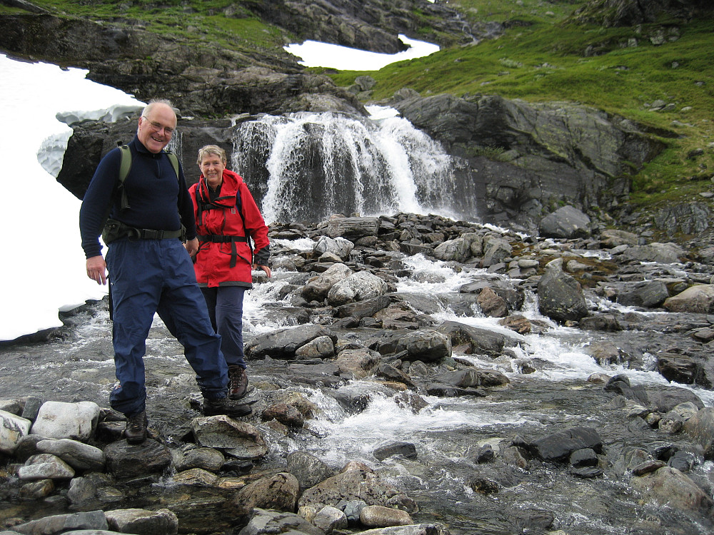 Astrid og jeg krysser Sokkaoni i Skyggedalen. Foto Steinar Lundemoen