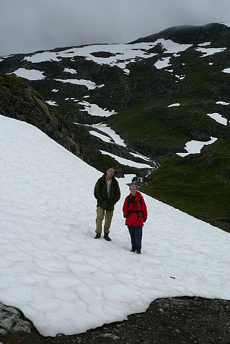Astrid og Steinar på vei fra Slondalen mot Fengjabotn