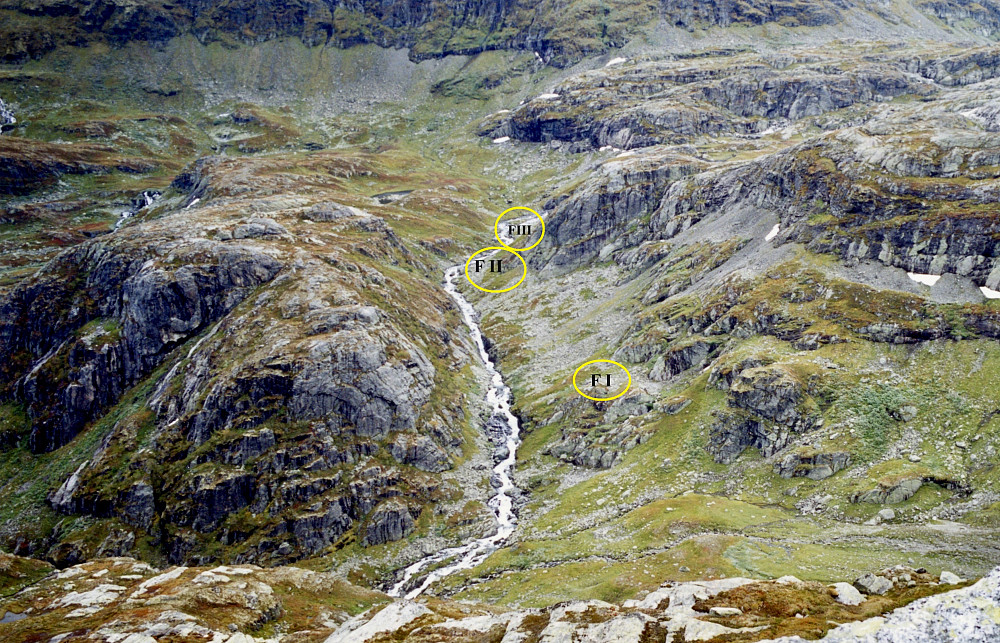 De tre fangstgravene i Fengjabotn inntegnet på foto ab Helge S. Titland 2023. F I lengst vest ble funnet i 1998, F II i 2002 og F III altså i 2007. Det var grav III lengst mot øst vi fant  denne dagen