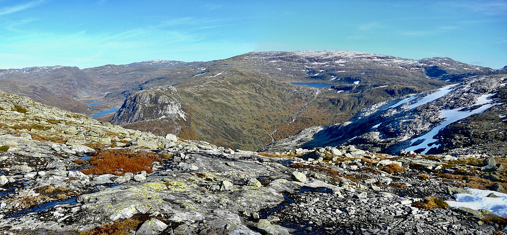 Utsikt østover fra Mjølfjellet. Mot venstre Upsetedalen med Langavatnet, Rundavatnet og Upsete stasjon. Videre mot høyre den flotte og karakteristiske Magnhildsnuten med Hervardseggi. Så Fagerdalsvatnet med Øykjafonn i bakgrunnen samt elven ned mot Slondalsvatnet. Helt mot høyre litt av SØ-del av Mjølfjellet