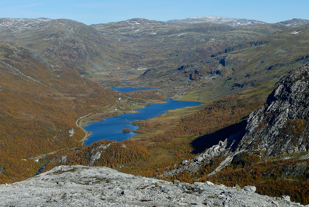 Fra NØ-siden av Mjølfjellet og Upsetedalen med Langavatnet, Rundavatnet og Upsete stasjon