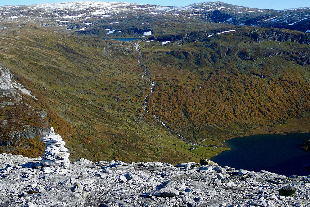 Fra NØ-siden av Mjølfjellet mot øst. Slondalseteren ned ved vannet, Fagerdalsvatnet og Øykjafonn i bakgrunnen