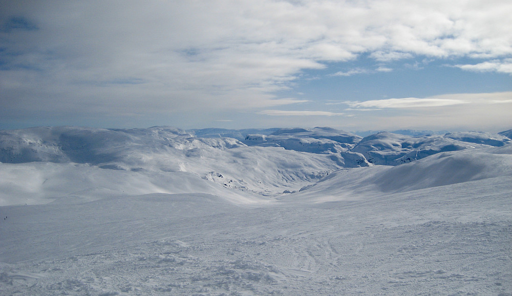 Utsikt sørover mot Upsetedalen. Skreppenuten og Mjølfjellet i bakgrunnen