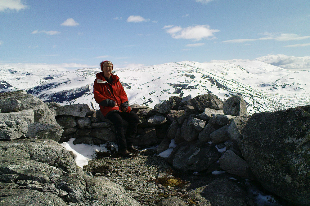 Astrid i bogastellet på Rjoandeggi. Foto mot sør