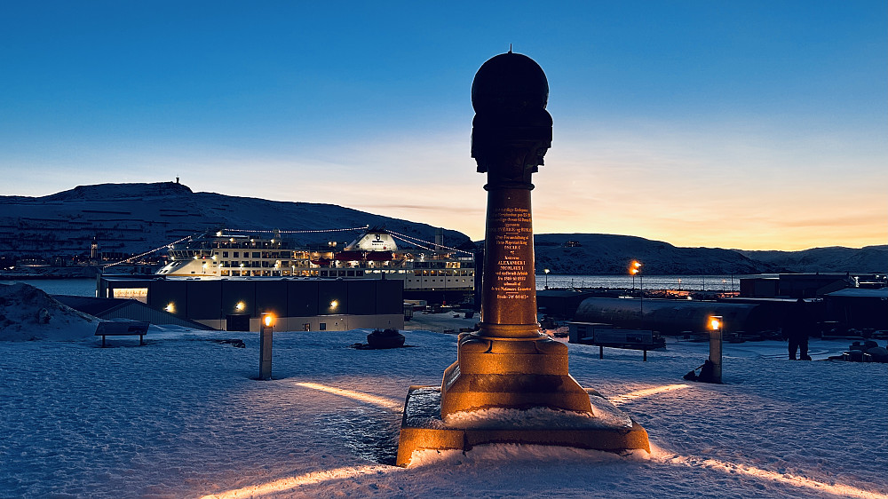 Meridianstøtten med hurtigruten Havila Polaris i bakgrunnen