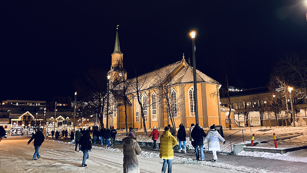 På vei til midnattskonsert i Tromsø Domkirke