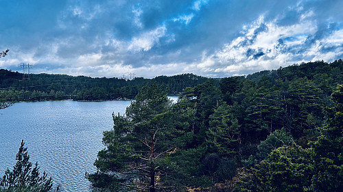 Åsen ligger øst for Storavatnet