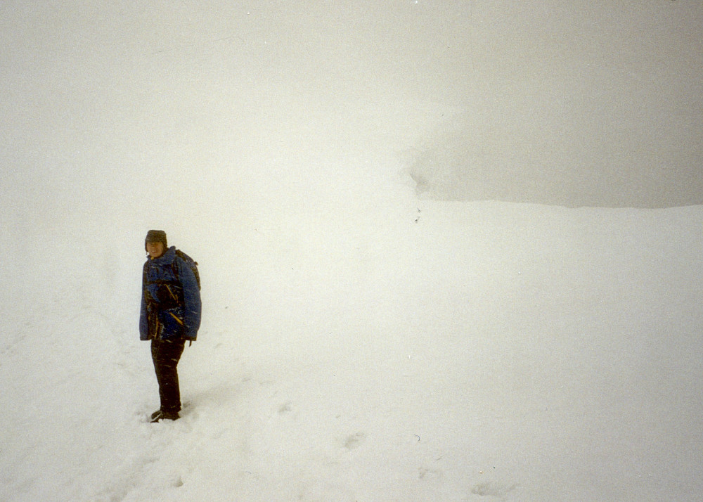 White-out på Glittertinden. Stupet mot ... skimtes i bakgrunnen