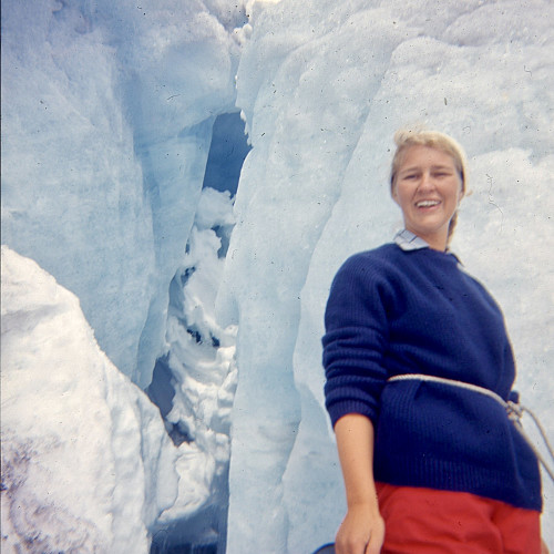 Astrid på brevandring i Svellnosbreen