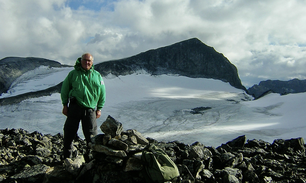 Fra varden på Galdhøe mot Galdhøpiggen. Porten mot høyre. Foto:Astrid