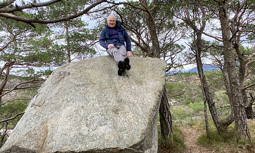Noen måtte helt opp på steinen som er høyest her oppe!