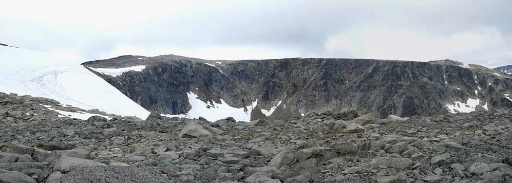 Panorama mot ryggen utover mot Munken på turen opp. Munken 2105 helt til høyre.