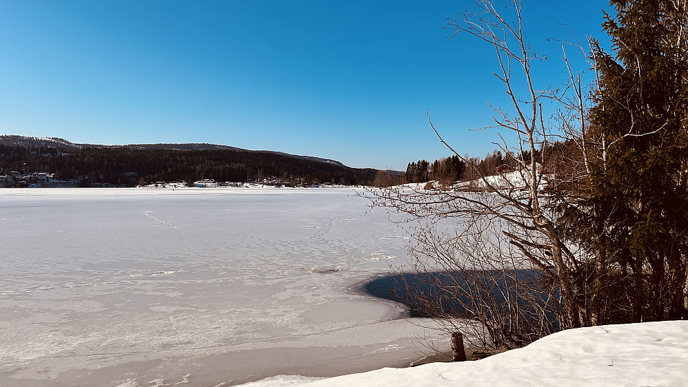 Fortsatt is og snø ved Hagatjern