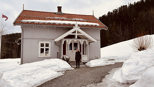 Astrid foran huset til Wildenvey