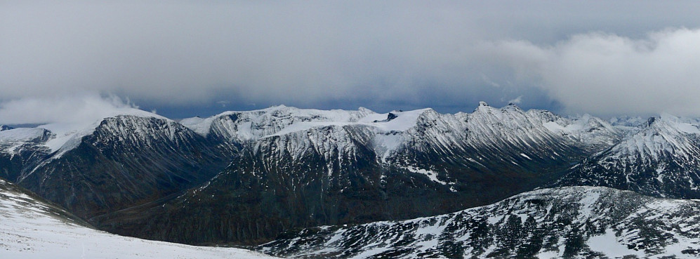 Panorama mot øst. Fra venstre Leirhøe 2330 og Memurutinder. Store Urdadalstind 2116 helt til høyre