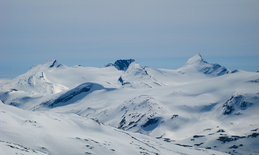 For en dag i fjellet! Her mot Mjølkedals piggan (venstre), Sagi og Uranostindene