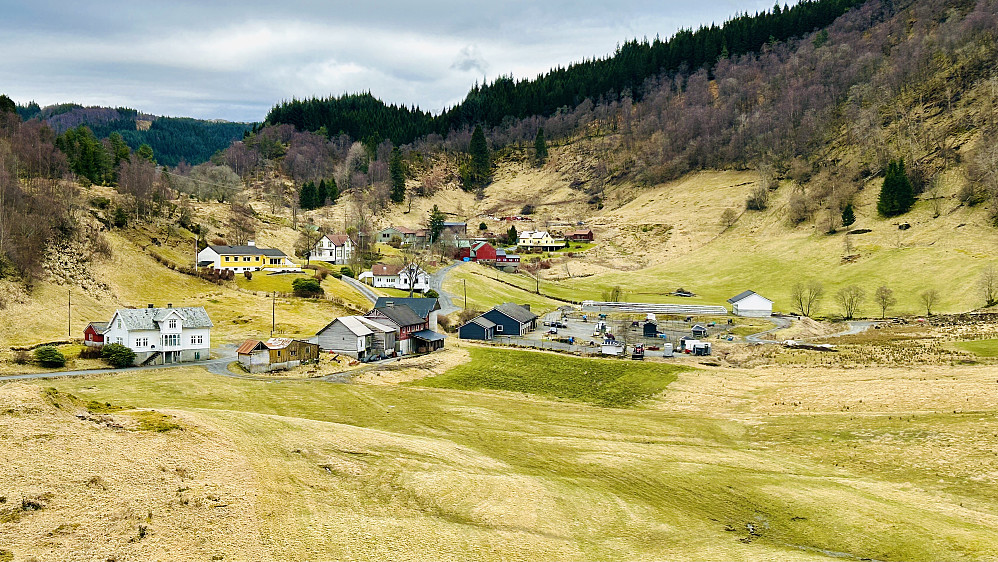 Gården Almeland sett fra Bjøllehaugane