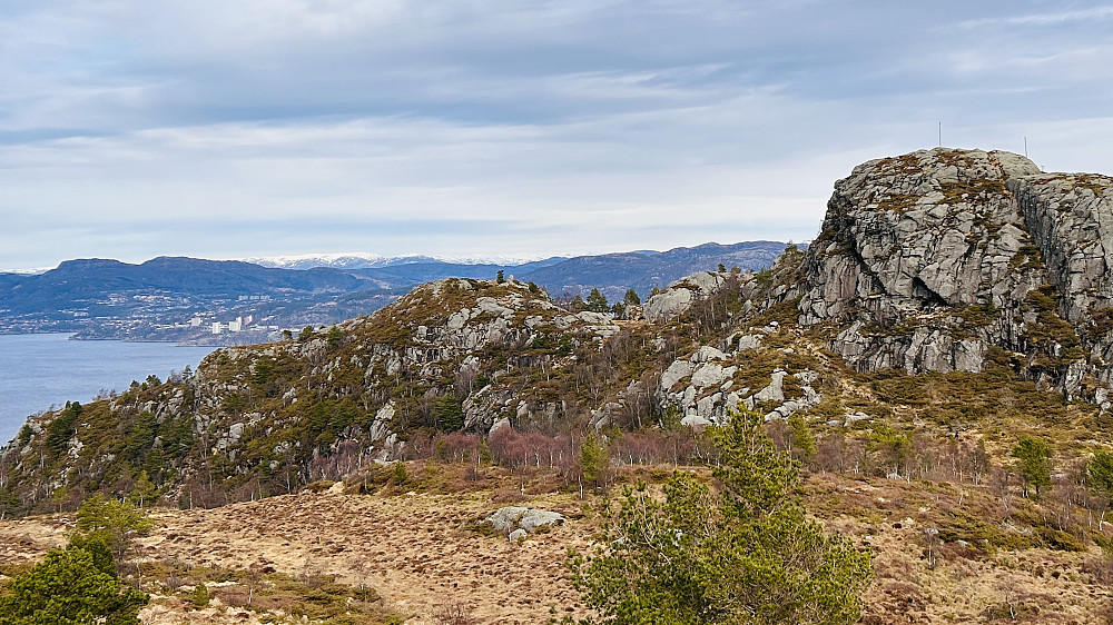 Haugen mot venstre er Ørnafjellet Nord 304 moh. Ørnafjellet 329 mot høyre. Sett fra sør.