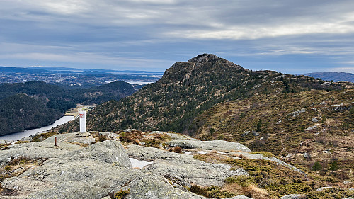 Søylen på Ørnafjellet med Lyderhorn i bakgrunnen