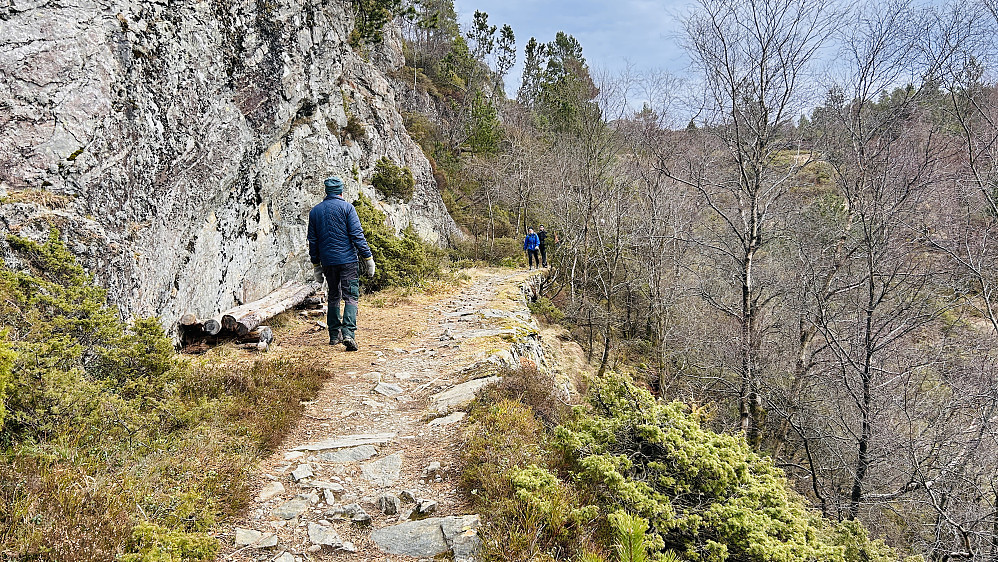 Oppmurt vei ned mot Skålevik