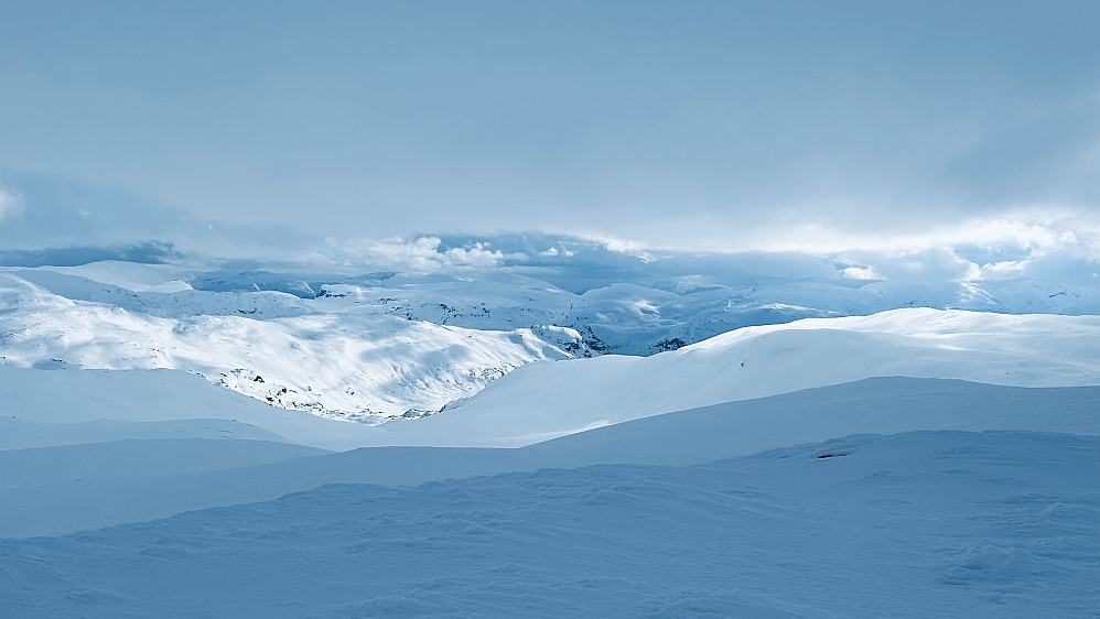 Utsikt mot vest. Fra venstre Vassfjøro, Skreppenut og Magnhildenuten. Raundalen og Mjølfjellet mot høyre