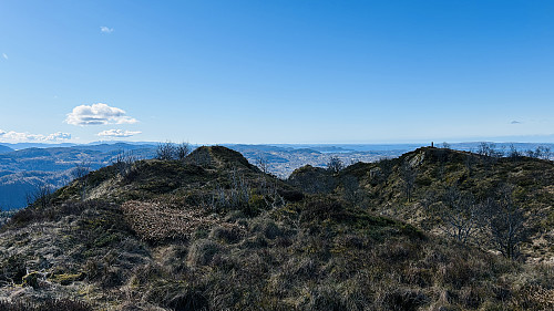 "Nye" Landåsfjellet mot venstre, gamle toppen med søylen mot høyre