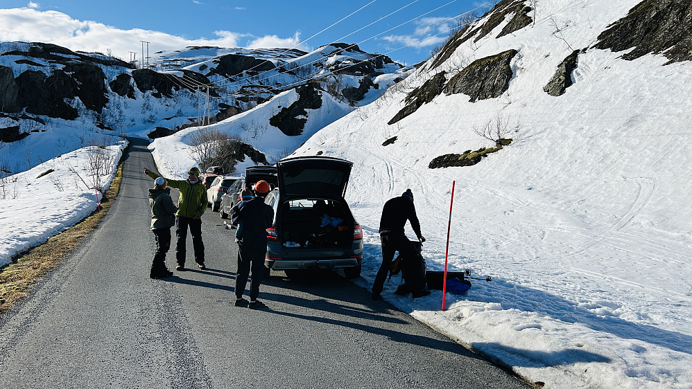 Vi gjør oss klar for tur fra Holmvassdalen. Skituren startet opp dalen ved første mast etter parkeringen