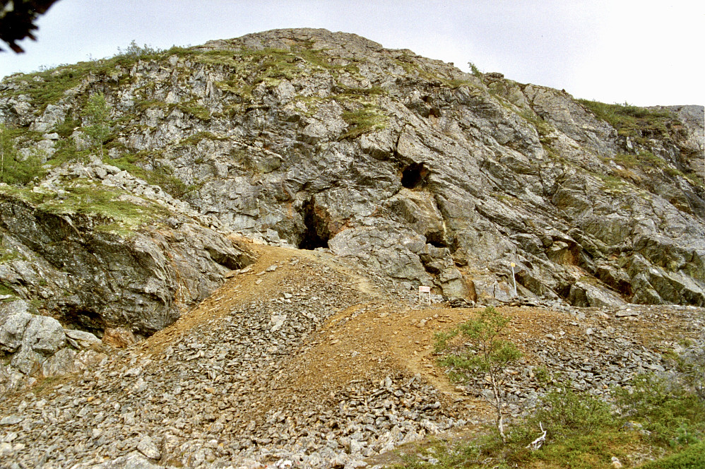 Gruveåpning og stein fra gruven