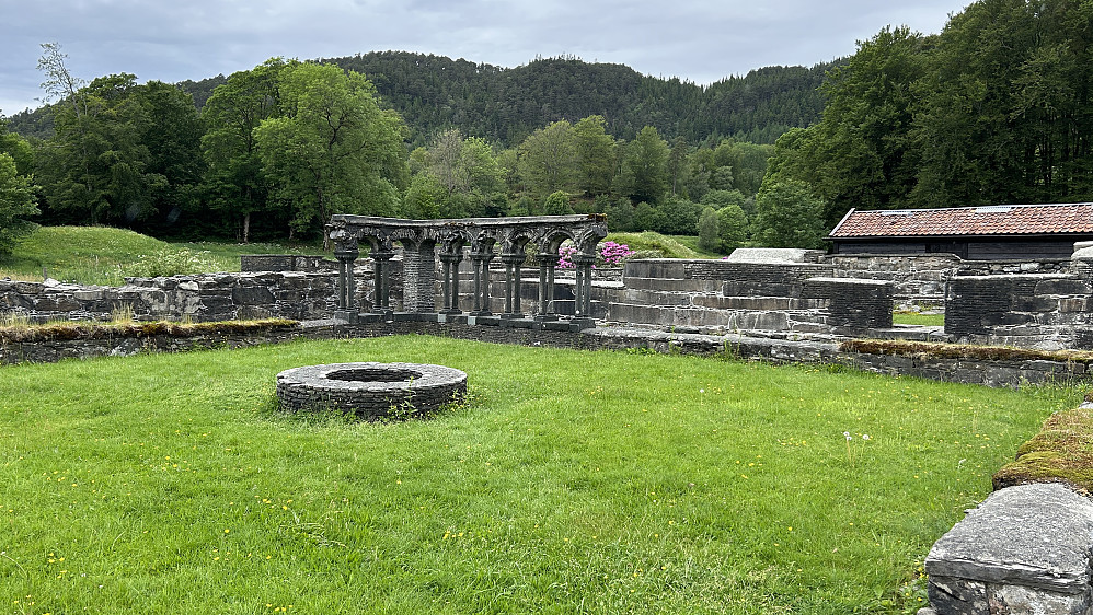 Vakkert ved ruinene etter Lysekloster