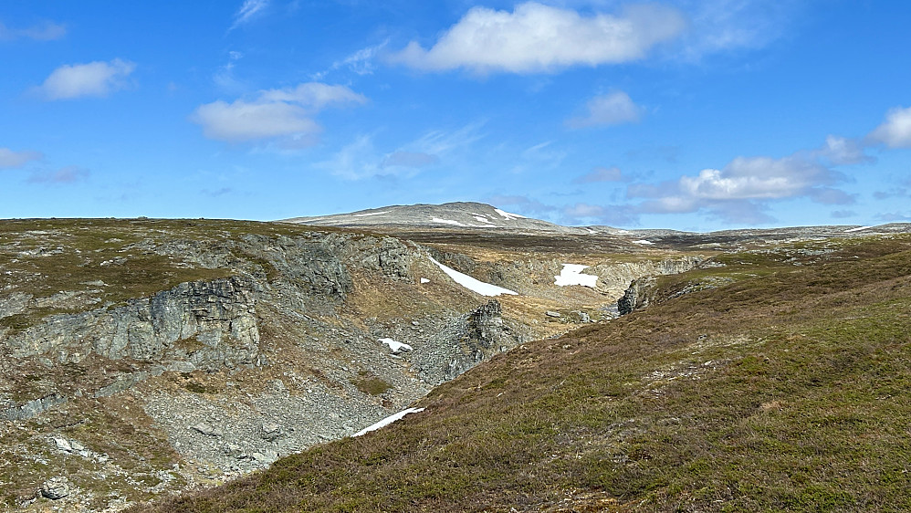 Liten canyon der ATV-sporet krrysser den grunne Oarjejohka. Gárdevárnjunni Sør i bakgrunnen