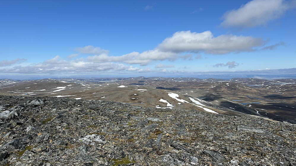 Vidt utsyn over Porsangerhalvøya fra toppen