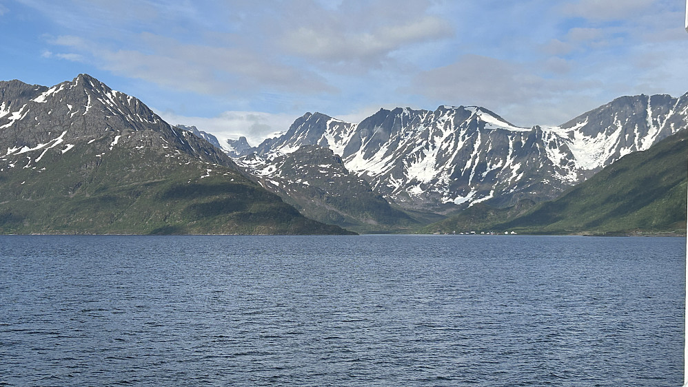 Utsikt mot flotte fjell sør for Øksfjorden fra fergen