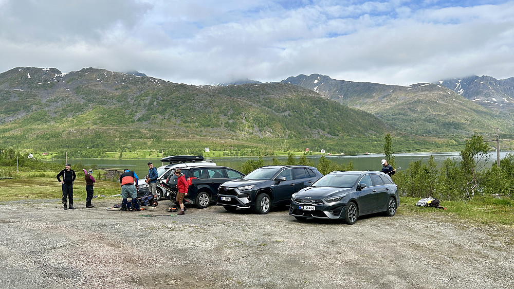 Klar for tur fra parkeringen ved Fjordelva. Fra venstre Bjørn, Solveig, Vegard, Tore, Anne og Stig helt til høyre