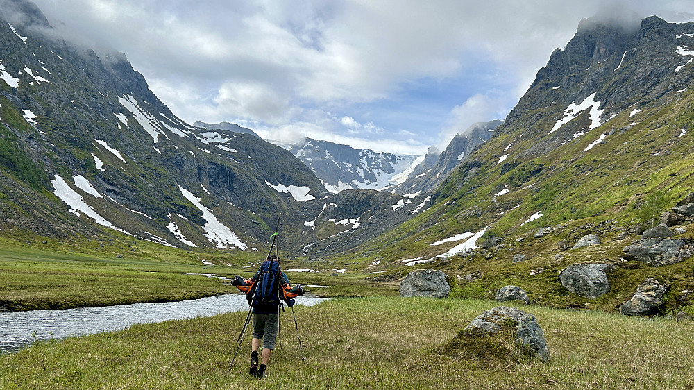 På vei inn Fjorddalen. På vei opp gikk vi steinuren til høyre. Ned igjen gikk vi ned den snillere dalen på andre siden av fjellknausen midt i mot. Brearmen og blåisen vi skal opp i bakgrunnen.
