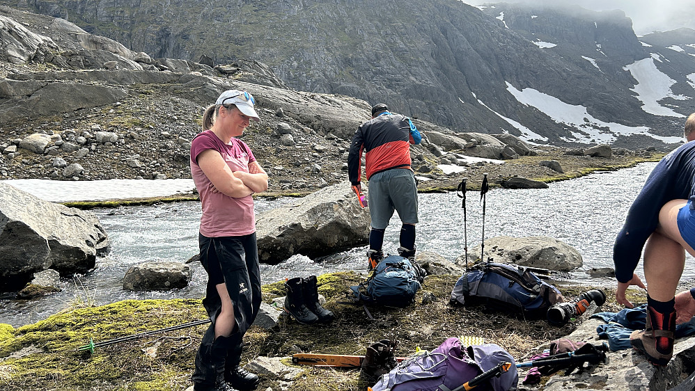 Pause på sletten ca. 250 moh. Solveig og Vegard gjør seg klar