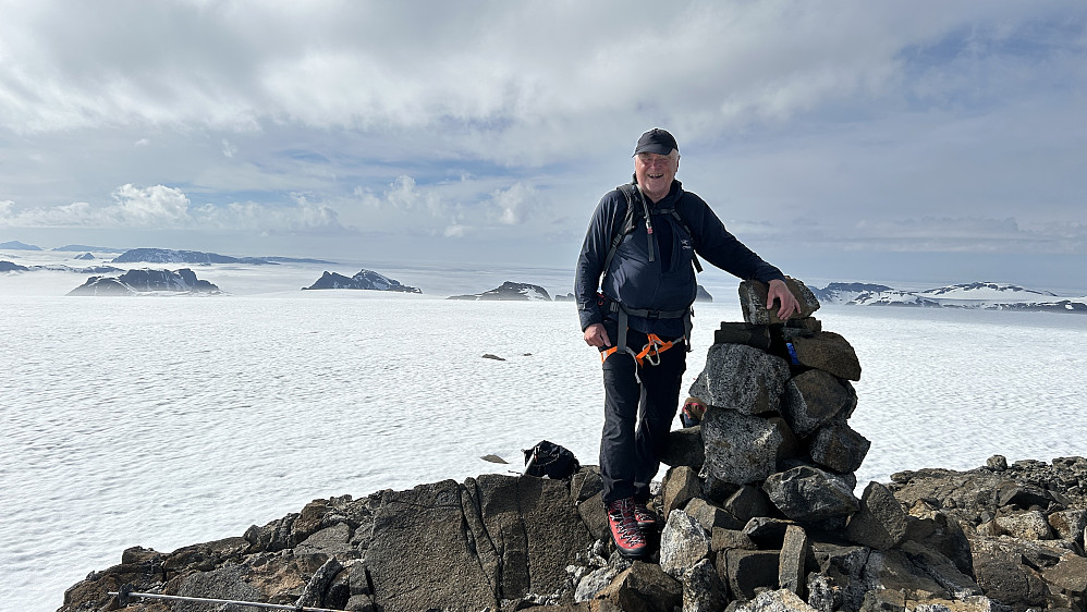 En stolt knutsverre ved varden på Øksfjordjøkelen! Foto Bjørn