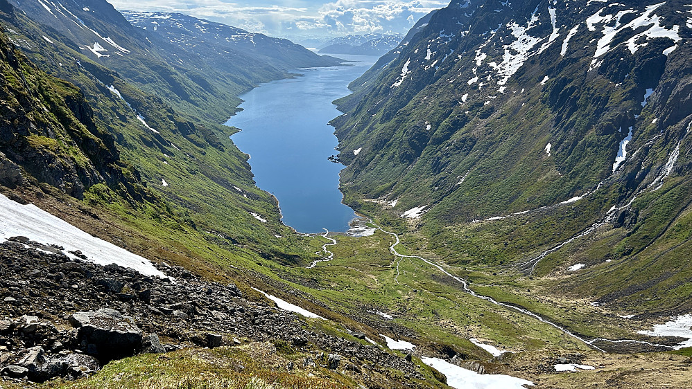 Utsikt ned mot Kufjorden fra sør for Straumskaret
