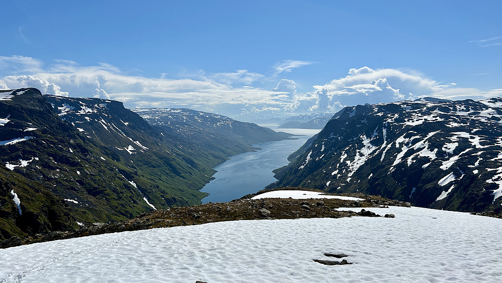 Endelig oppe på flatere parti ca 550 moh. Utsikt mot Kufjorden.