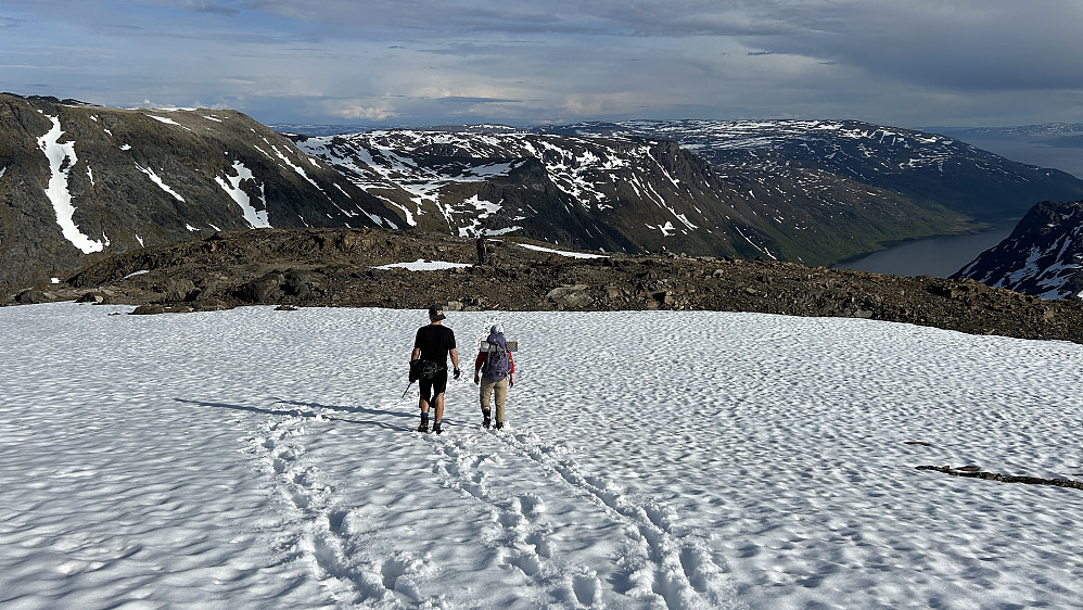 Solveig og Bjørn på vei ned igjen på  snøfelter