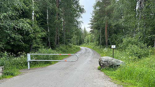 Låst bom inn mot Vangen skistue